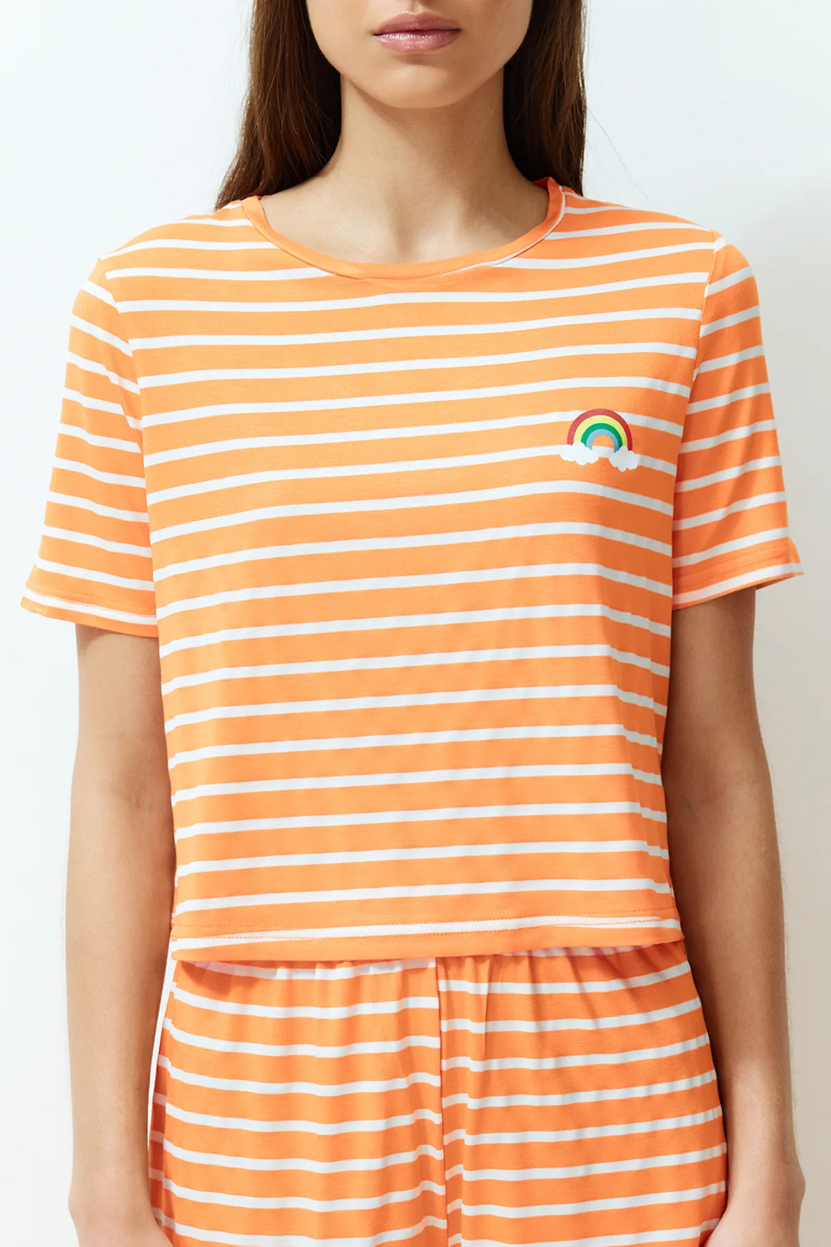 Trendyol Collection  Orangefarbenes Pyjama-Set aus T-Shirt und Shorts mit Regenbogen-Aufdruck THMSS20PT0230
