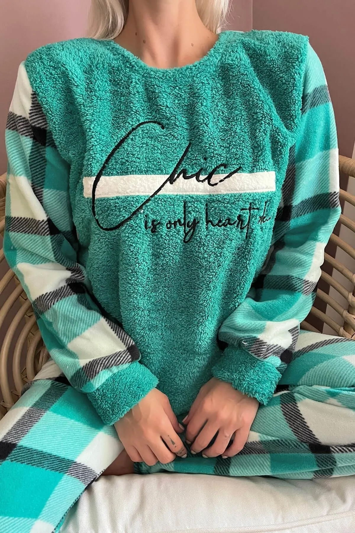 Pijamaevi  Grünes, tief schick gemustertes Plüsch-Pyjama-Set für Damen