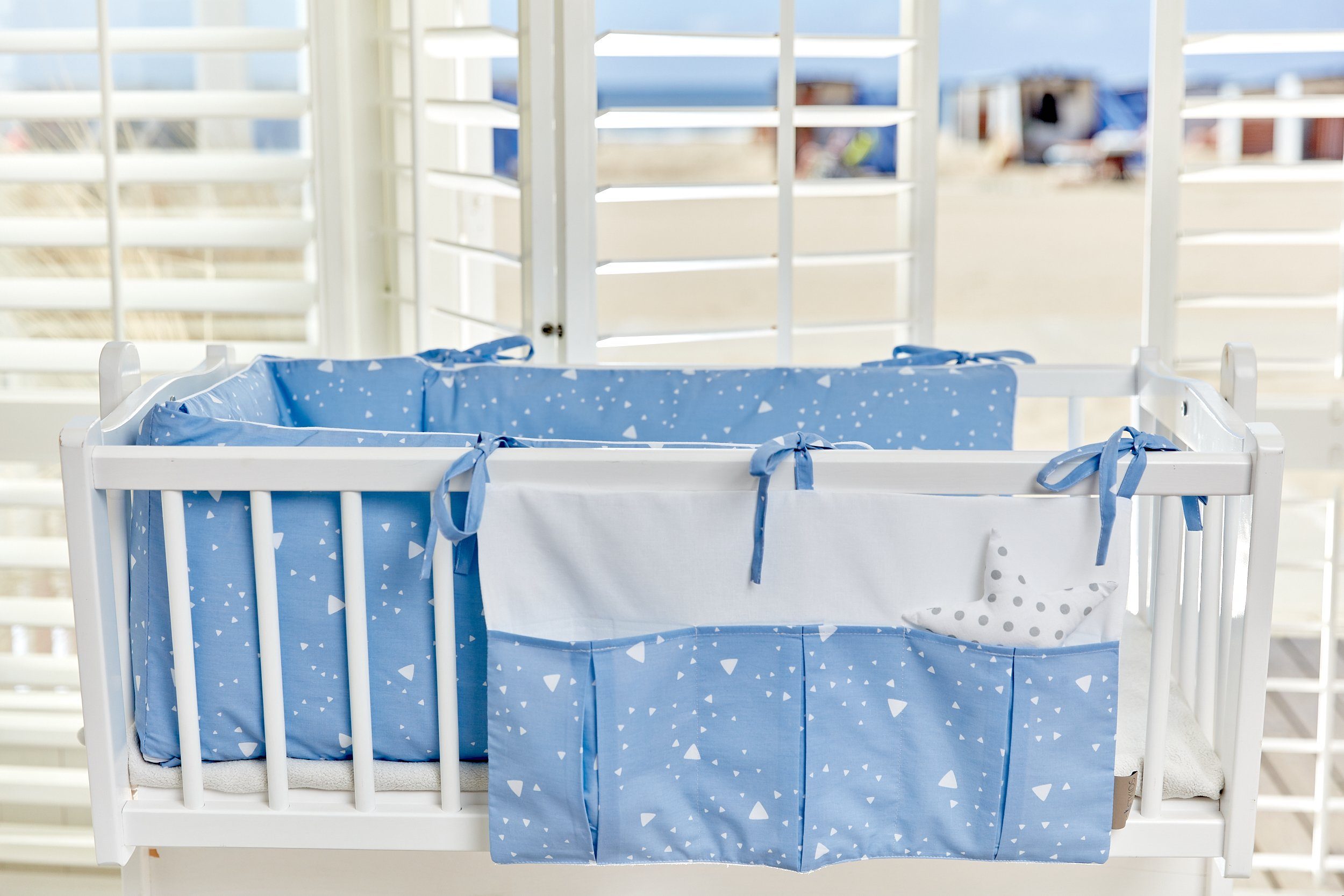 KraftKids Betttasche abgerundete Dreiecke weiß auf Blau, mit drei Fächern, innen mit Polyestervlies versteift