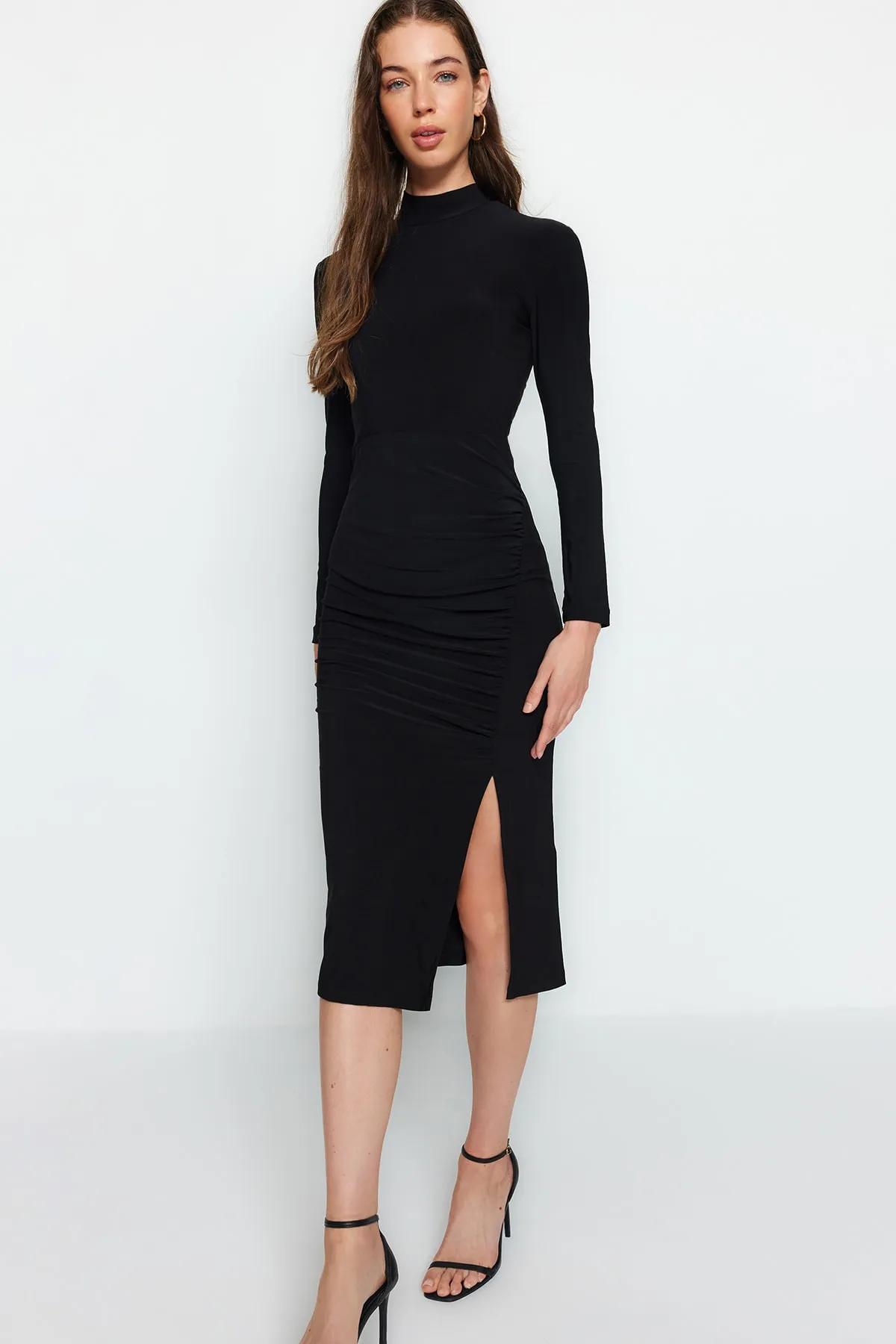 Trendyol Collection  Schwarzes, drapiertes, detailliertes Schlitzkleid mit hohem Kragen, figurbetontes, flexibles Midi-Strickkleid TWOAW24EL00134