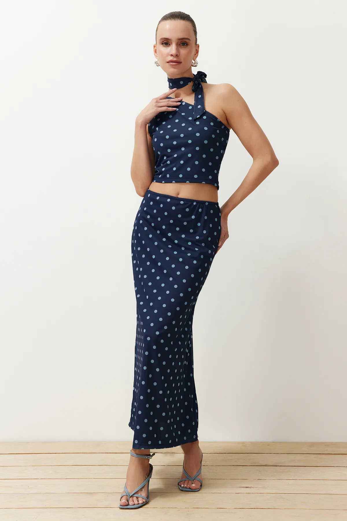 Trendyol Collection  Marineblaues, gepunktetes, tailliertes/flexibles Strick-Ober- und Unterteil-Set aus Tüll mit figurbetontem Schal TWOSS24AU00072