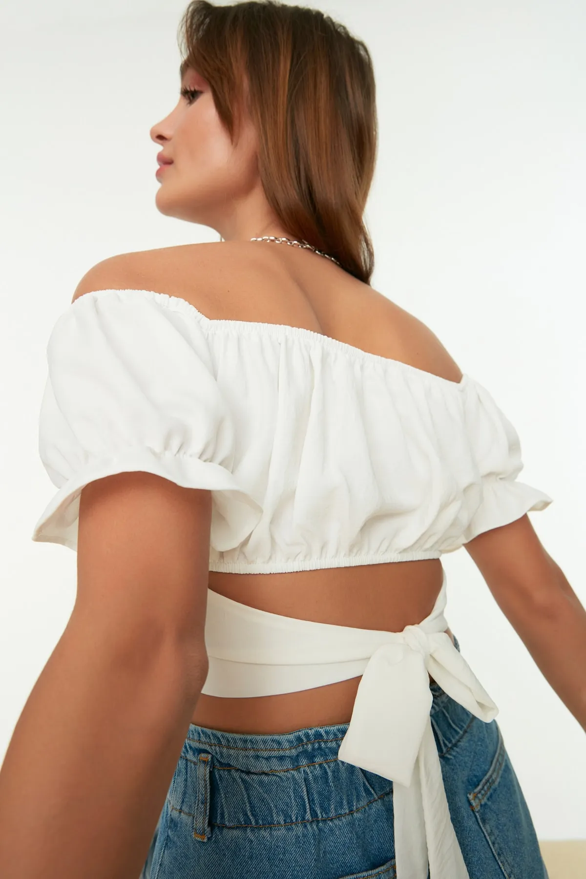 Trendyol Collection  Ecrufarbene, gewebte Bluse mit Carmen-Kragen und detaillierter Krawatte TWOSS21BZ0797