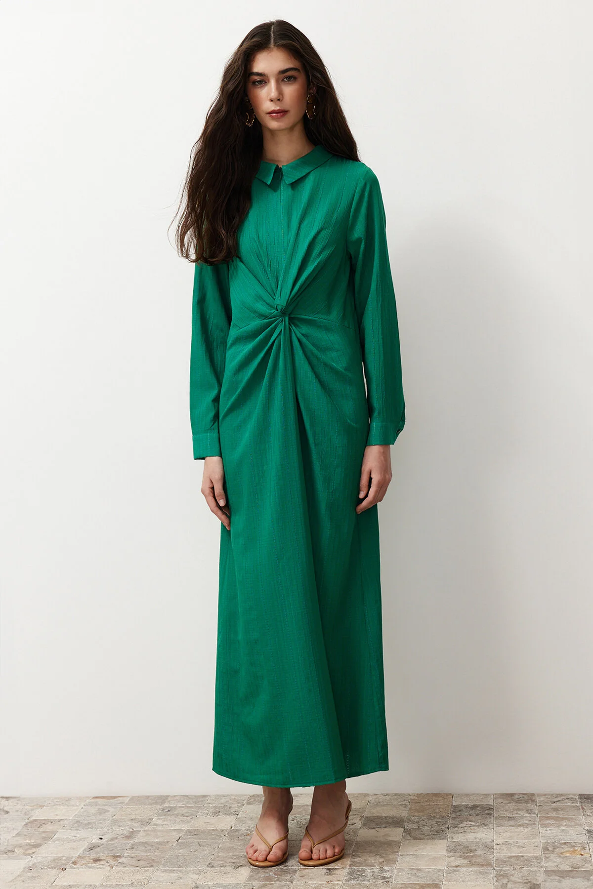 Trendyol Modest  Smaragdgrünes, detailliertes Webkleid mit Knoten vorne und Reißverschluss TCTSS23EB00137