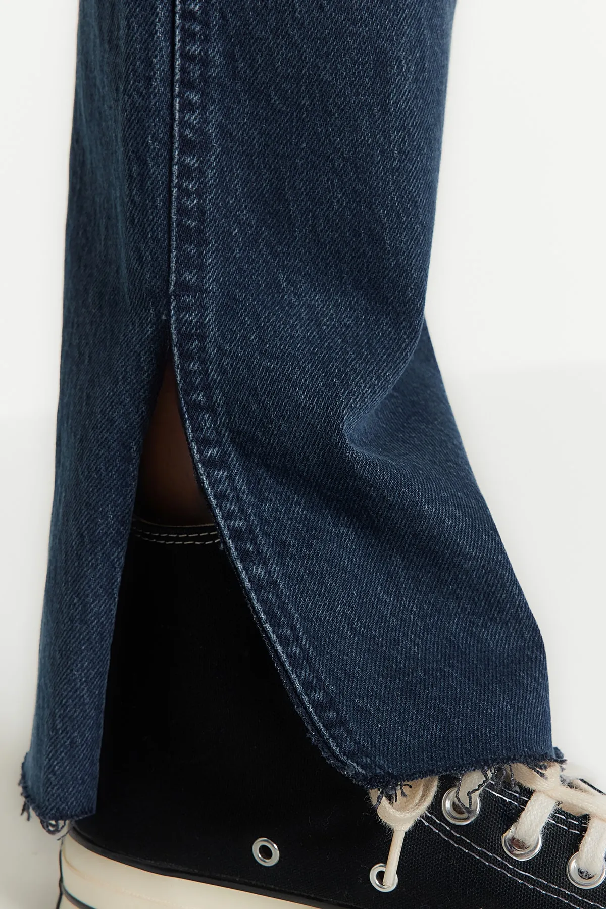 Trendyol Collection  Mitternachtsblaue Schlagjeans mit Schlitz und hoher Taille TWOAW22JE0382
