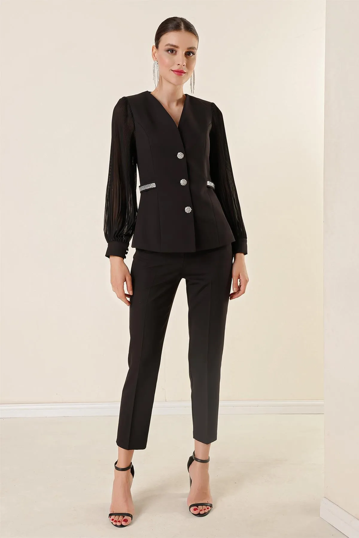 By Saygı  Zweiteiliges Set mit V-Ausschnitt, Steinknopf-Taille, Steinaccessoire-Ärmeln, Chiffon-gefütterter Jacke und Seitentaschen-Hose