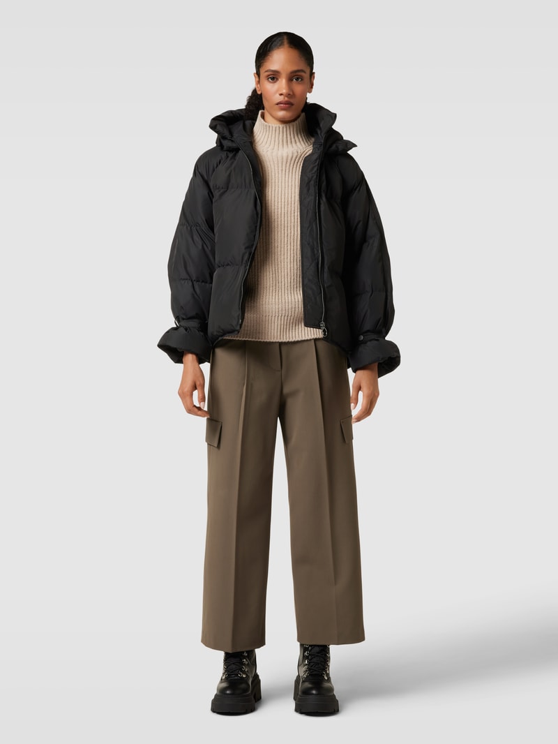 Steppjacke mit Kapuze in schwarz