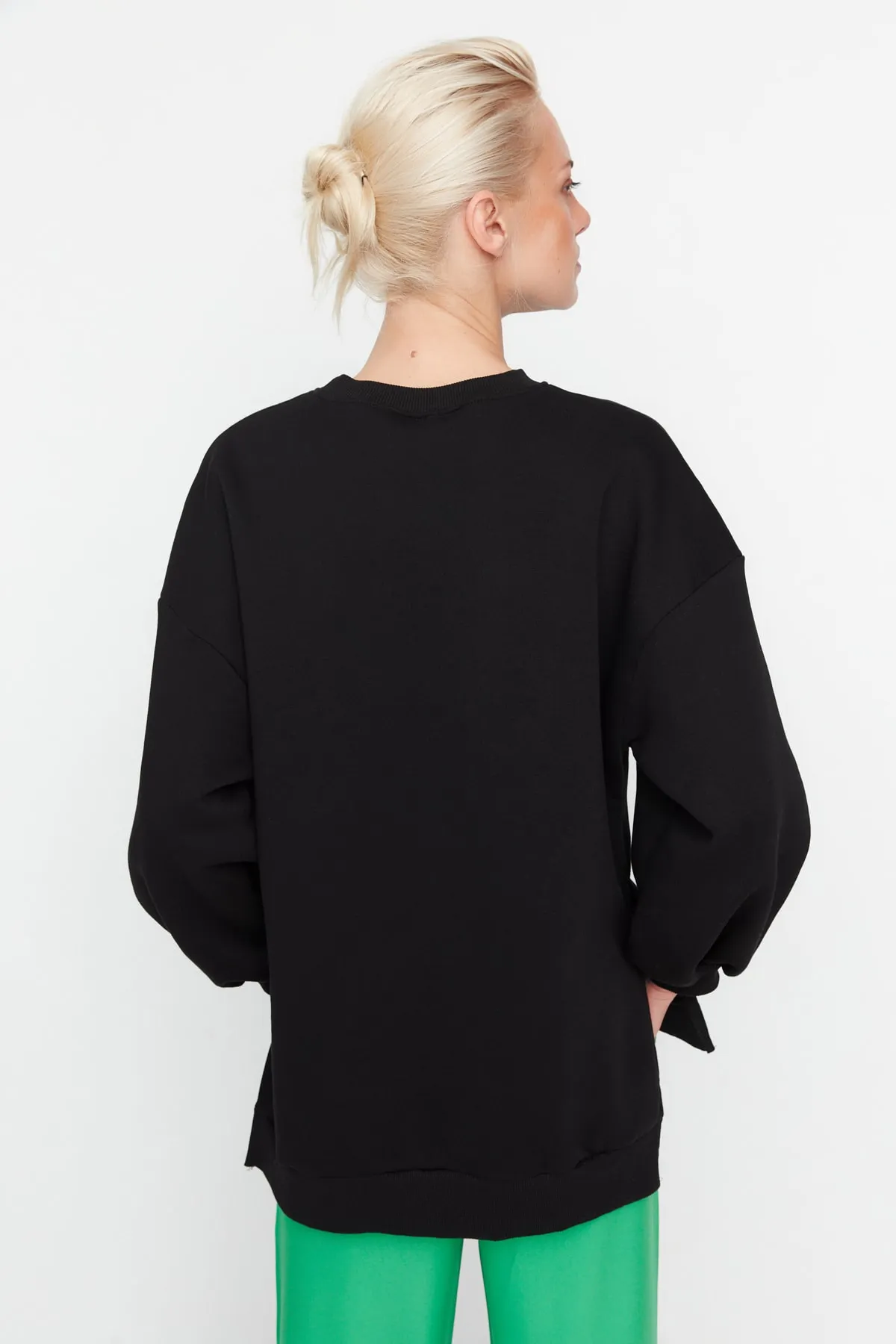 Trendyol Collection  Schwarzes Oversize/Wide Fit Strick-Sweatshirt mit Schlitzdetail innen aus dickem Fleece TWOAW23SW00195