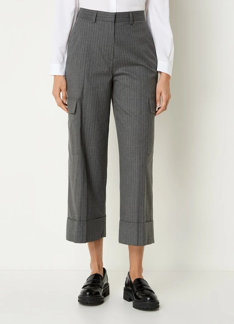 Pantaloni cu talie înaltă și croială largă, modelul Rosalind de la LKBennett, decorați cu dungi delicate și buzunare cu clapă.