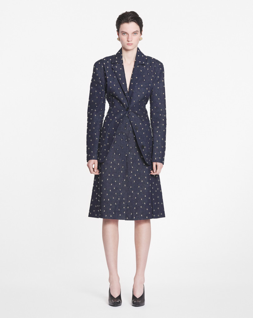 VESTE EN DENIM CEINTRÉE À CLOUS