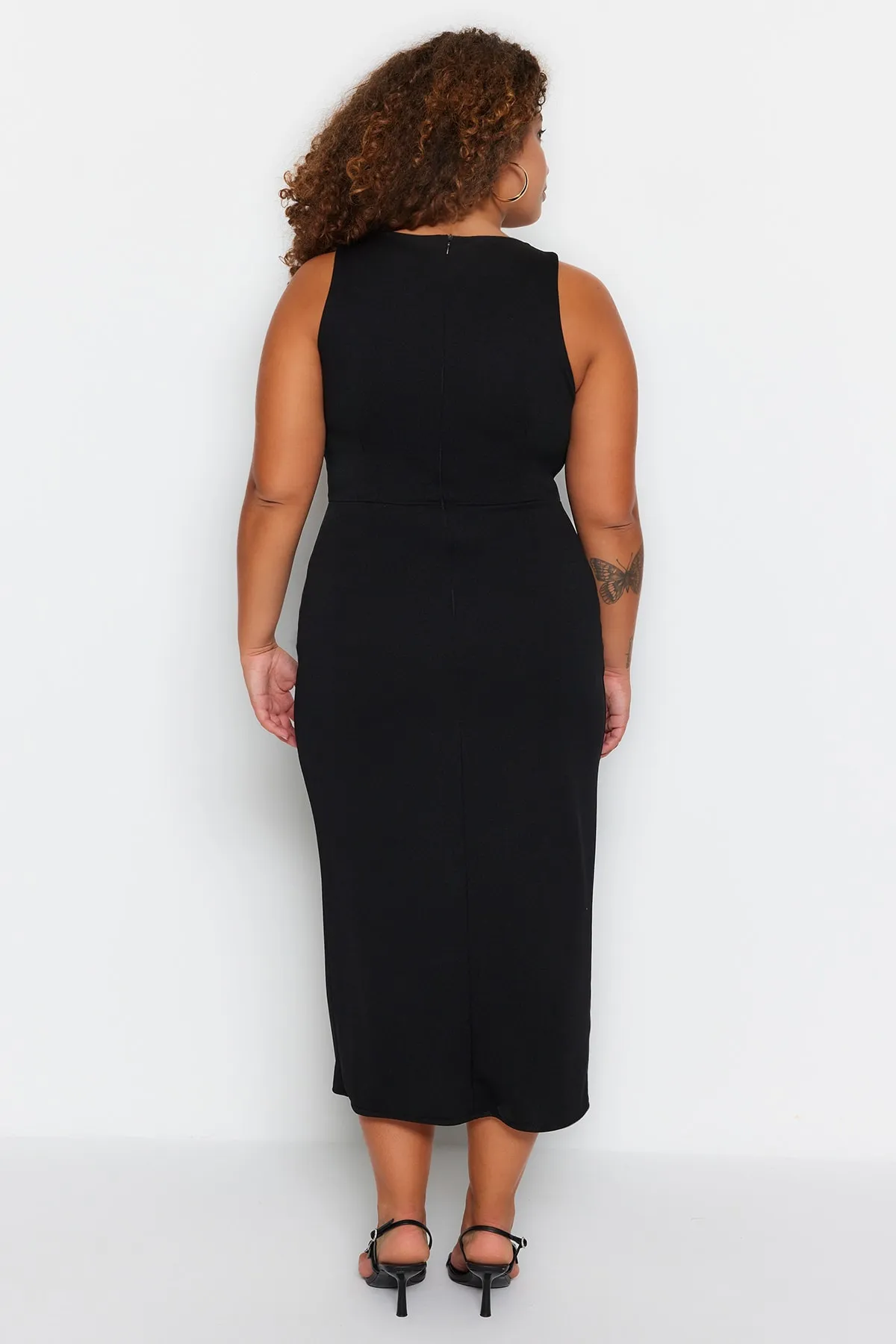 Trendyol Curve  Schwarzes, figurbetontes Strickkleid mit Ausschnitten und detailliertem Schlitz TBBSS23AH00192