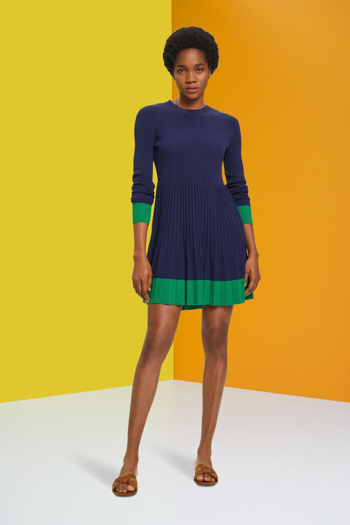 Plissiertes Langarm-Minikleid mit Rundhals