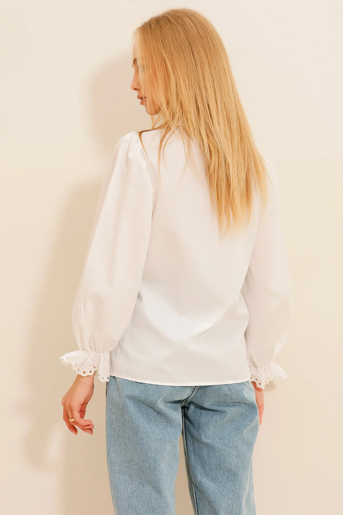 Trend Alaçatı Stili  Weißes, gewebtes Hemd mit Guipure-Stickerei und Prinzessinnenärmeln für Damen ALC-X7829
