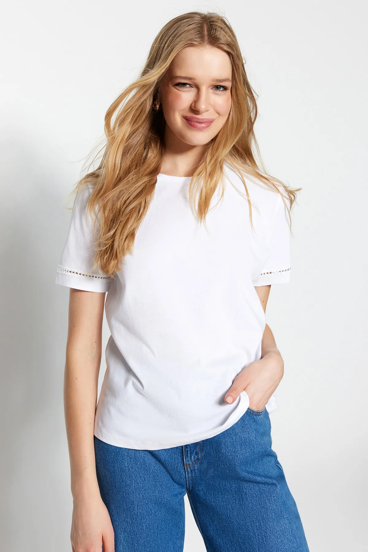 Trendyol Collection  Weißes Basic-Strick-T-Shirt aus 100 % Baumwolle mit Rundhalsausschnitt und Stickerei-Detail TWOSS23TS00012