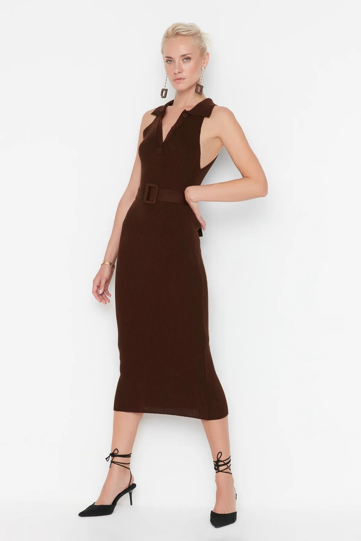Trendyol Collection  Braunes Strick-Midikleid mit Gürteldetail TWOSS22EL1031