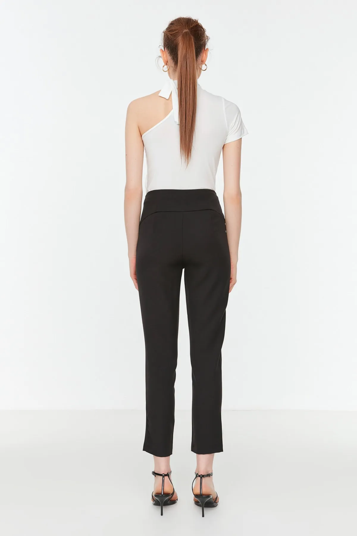 Trendyol Collection  Schwarze gewebte Zigarettenhose mit schmalem Bein und Ziernähten an der Taille TWOSS20PL0388