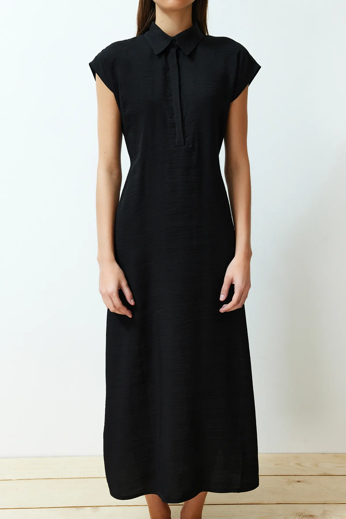 Trendyol Collection  Schwarzes, gewebtes Aerobin-Maxikleid mit A-Linien-Hemdkragen TWOSS24EL00621