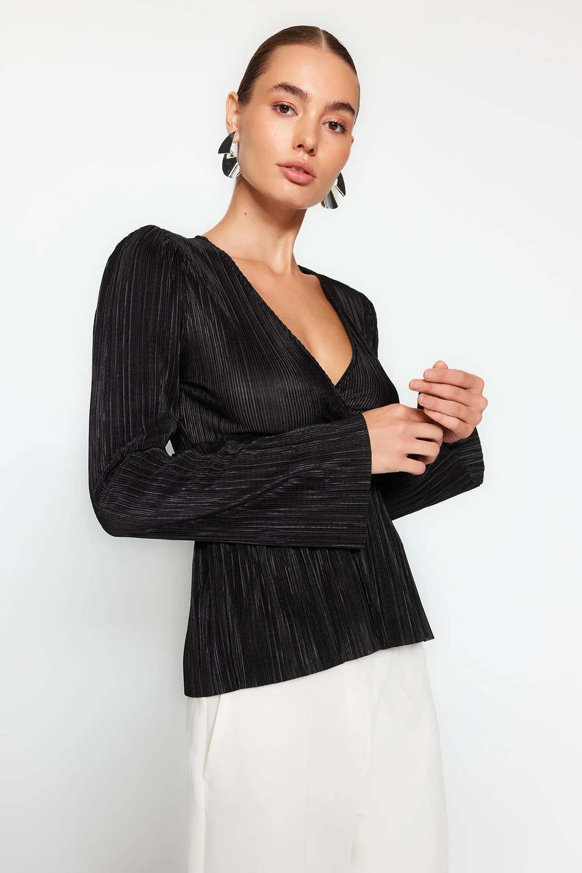 Trendyol Collection  Schwarze, plissierte, zweireihige Bluse mit Rüschen und V-Ausschnitt TWOAW24BZ00278