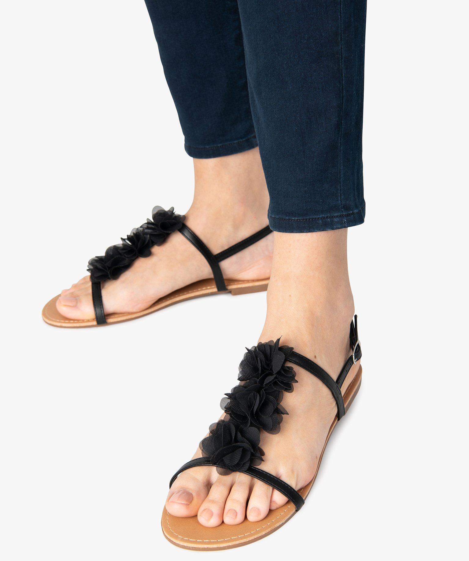 Sandales femme à talon plat ornées de fleurs en tissu noir | GEMO