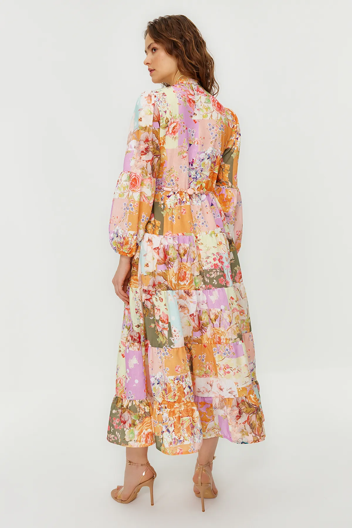 Trendyol Modest  Mehrfarbiges, floral gemustertes, gewebtes Kleid in Leinenoptik mit Gürteldetail TCTSS24EB00042