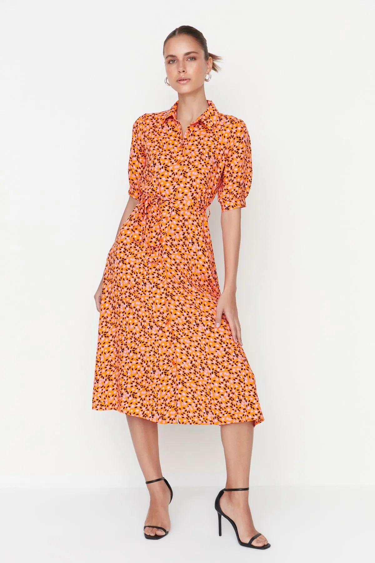 Trendyol Collection  Orangefarbenes, gewebtes Midi-Hemdkleid aus Viskose mit Blumendruck und Gürtel TWOSS20EL1559