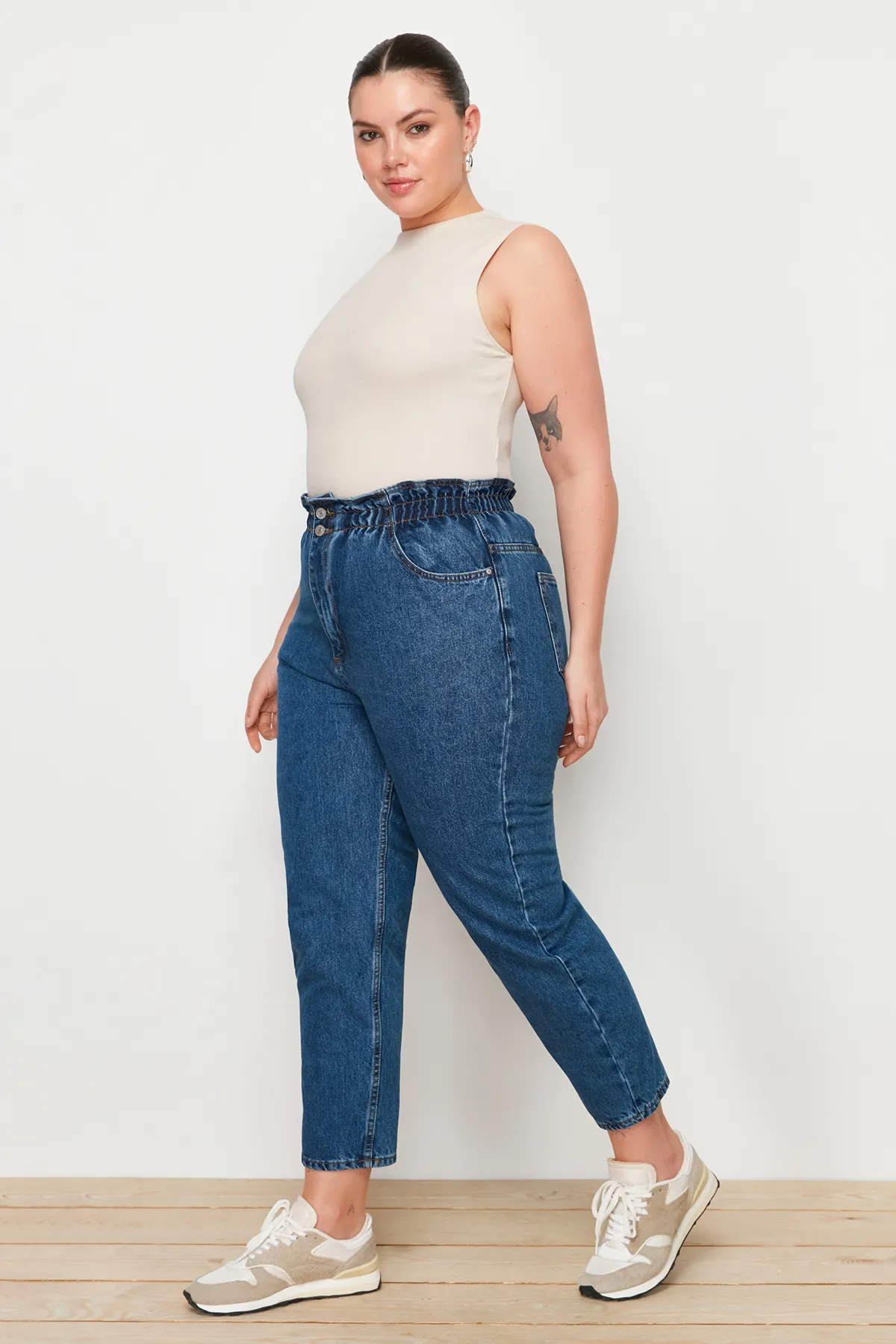 Trendyol Curve  Blaue Mom-Jeans mit hoher Taille und elastischem Bund TBBAW23JE00002