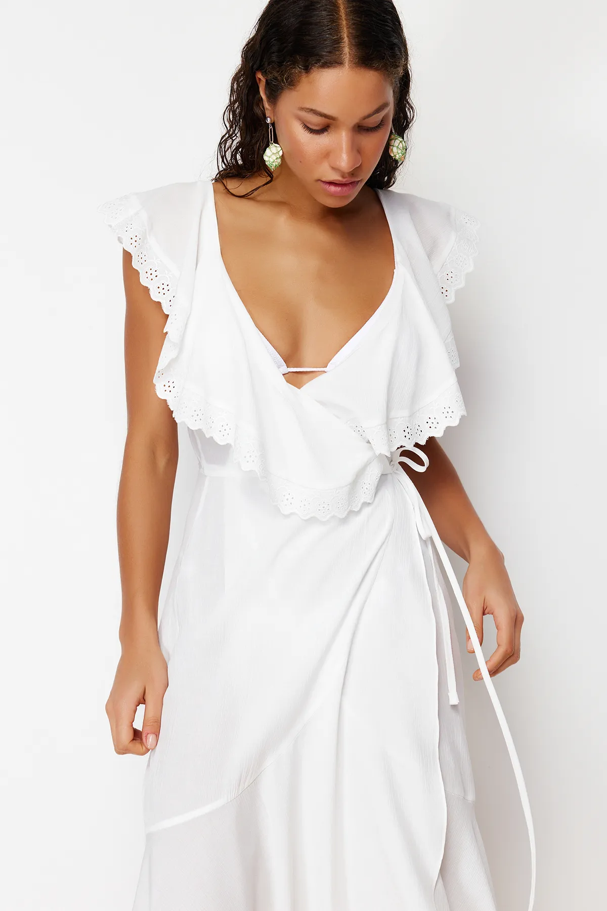 Trendyol Collection  Ecrufarbenes, gewebtes Maxi-Strandkleid mit Schnürung TBESS24EL00074