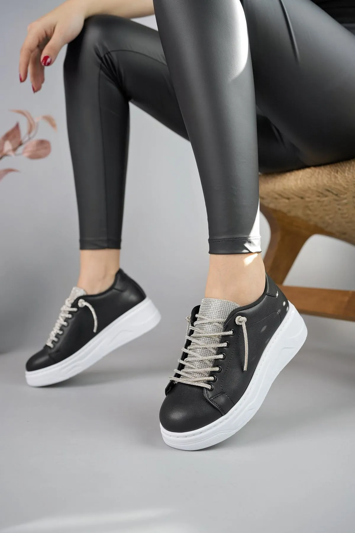 MUGGO  Reina Damen-Sneaker mit Schnürung, garantiert für tägliches Gehen, bequem und stilvoll, Sportschuhe mit dicker Sohle