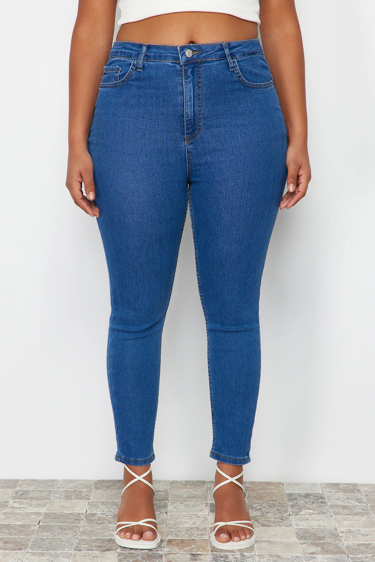 Trendyol Curve  Hellblaue, extra flexible Röhrenjeans TBBSS24CJ00006