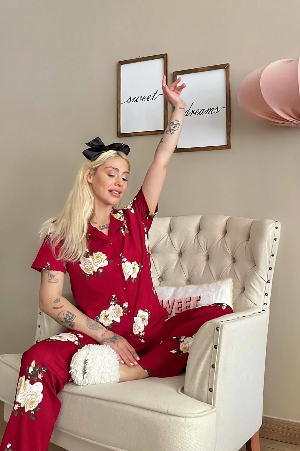 Pijamaevi  Burgunderfarbener Damen-Pyjama mit Blumenmuster, gestrickt, vorne geknöpft, kurzärmlig