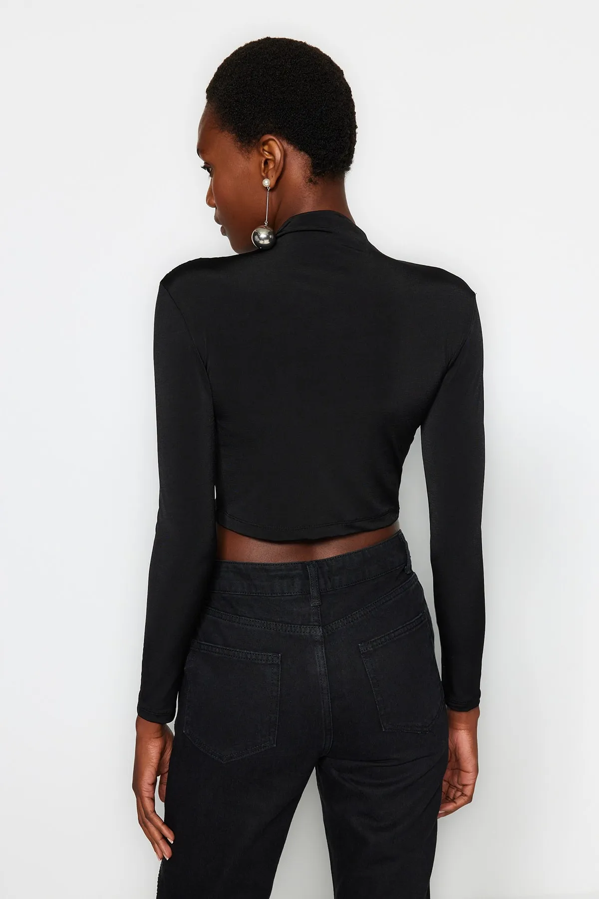 Trendyol Collection  Schwarze drapierte Crop-Bluse mit hohem Kragen TWOAW24BZ00164
