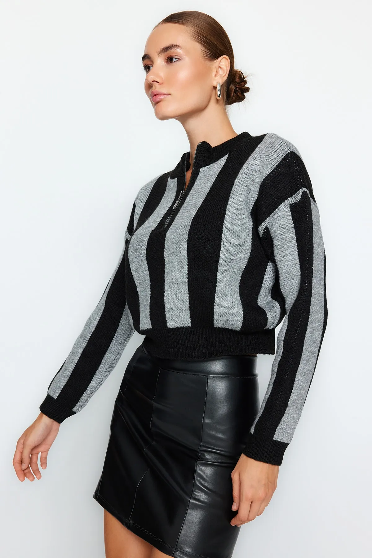 Trendyol Collection  Schwarzer kurzer Strickpullover mit weicher Struktur TWOAW24KZ01042