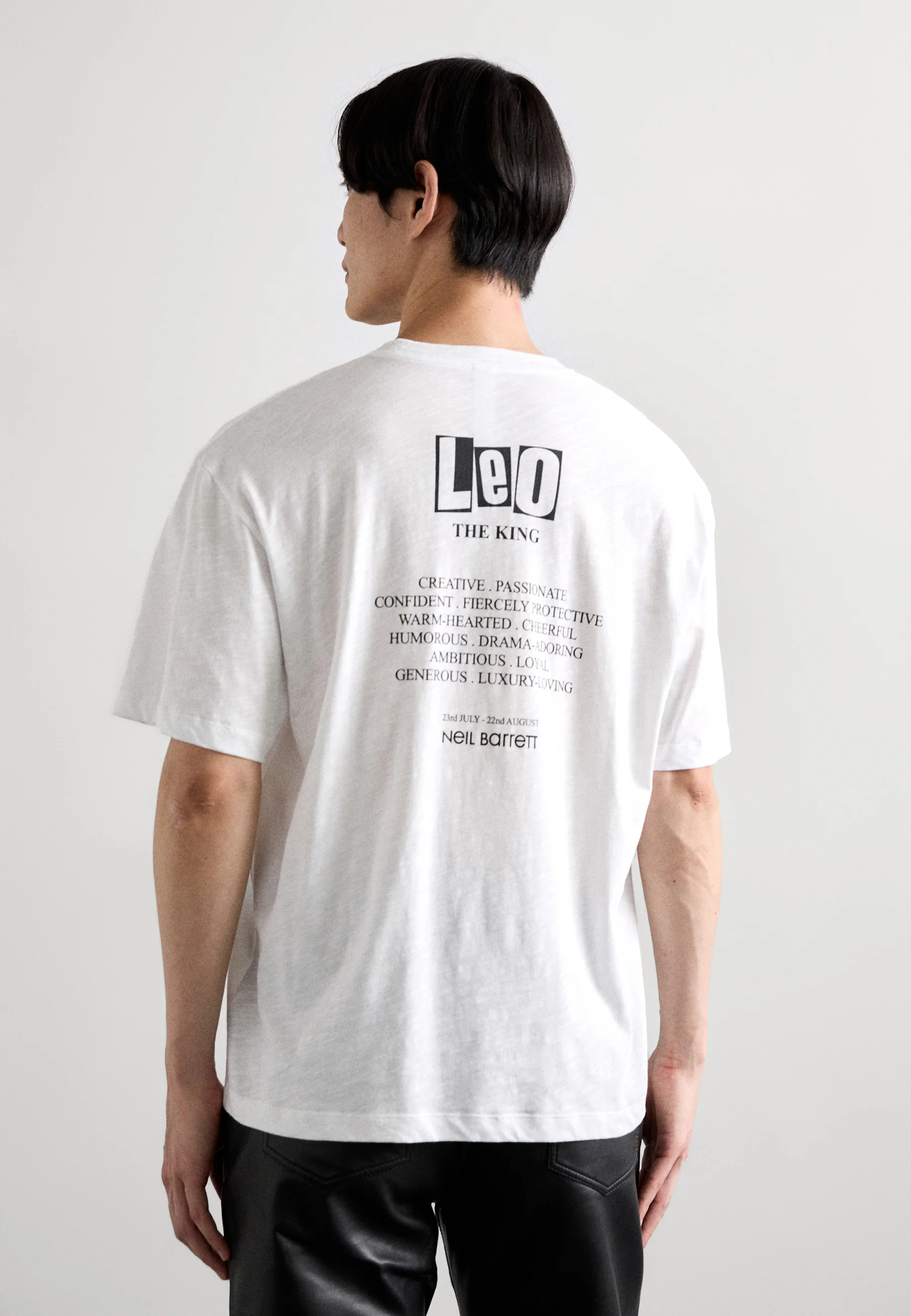 Neil Barrett BANDA DE ROCK CON HOMBROS CAÍDOS ZODIAC LEON - Camiseta con estampado