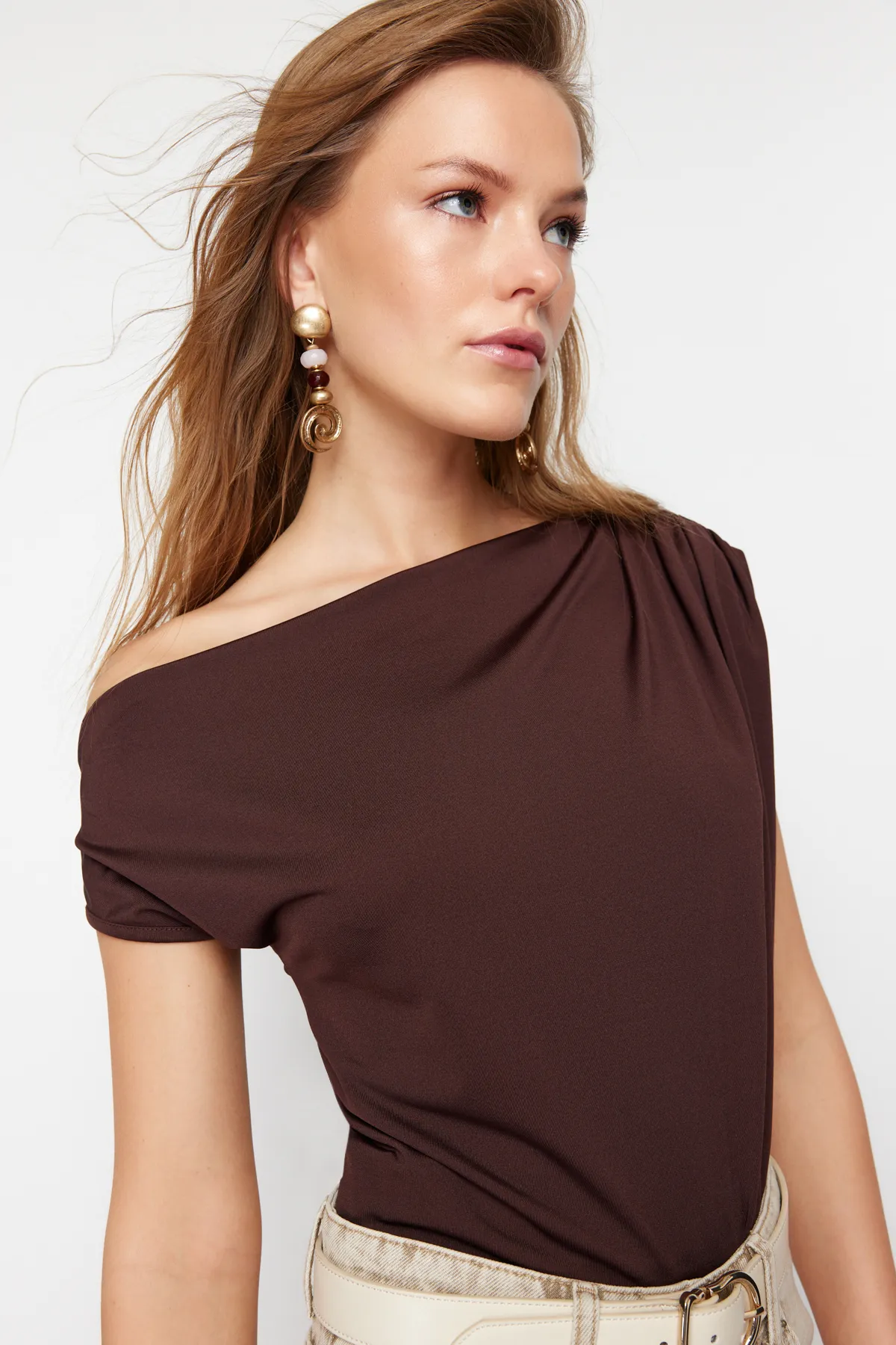 Trendyol Collection  Braune Regular/Normal Fit Asymmetrischer Kragen Ärmellose Stretch-Strickbluse TWOSS24BZ00396