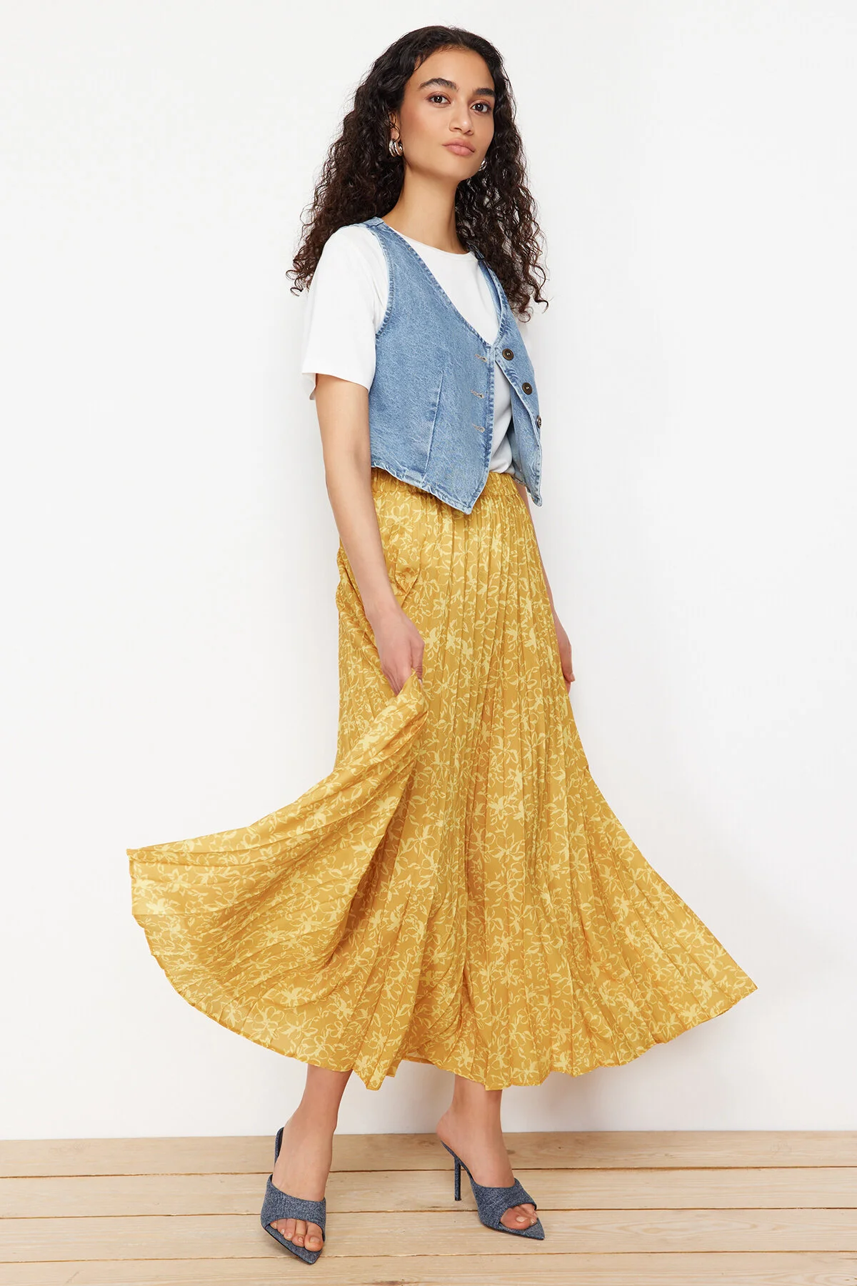 Trendyol Modest  Senffarbener, floral gemusterter, plissierter, gewebter Rock mit elastischem Bund TCTSS23EE00018