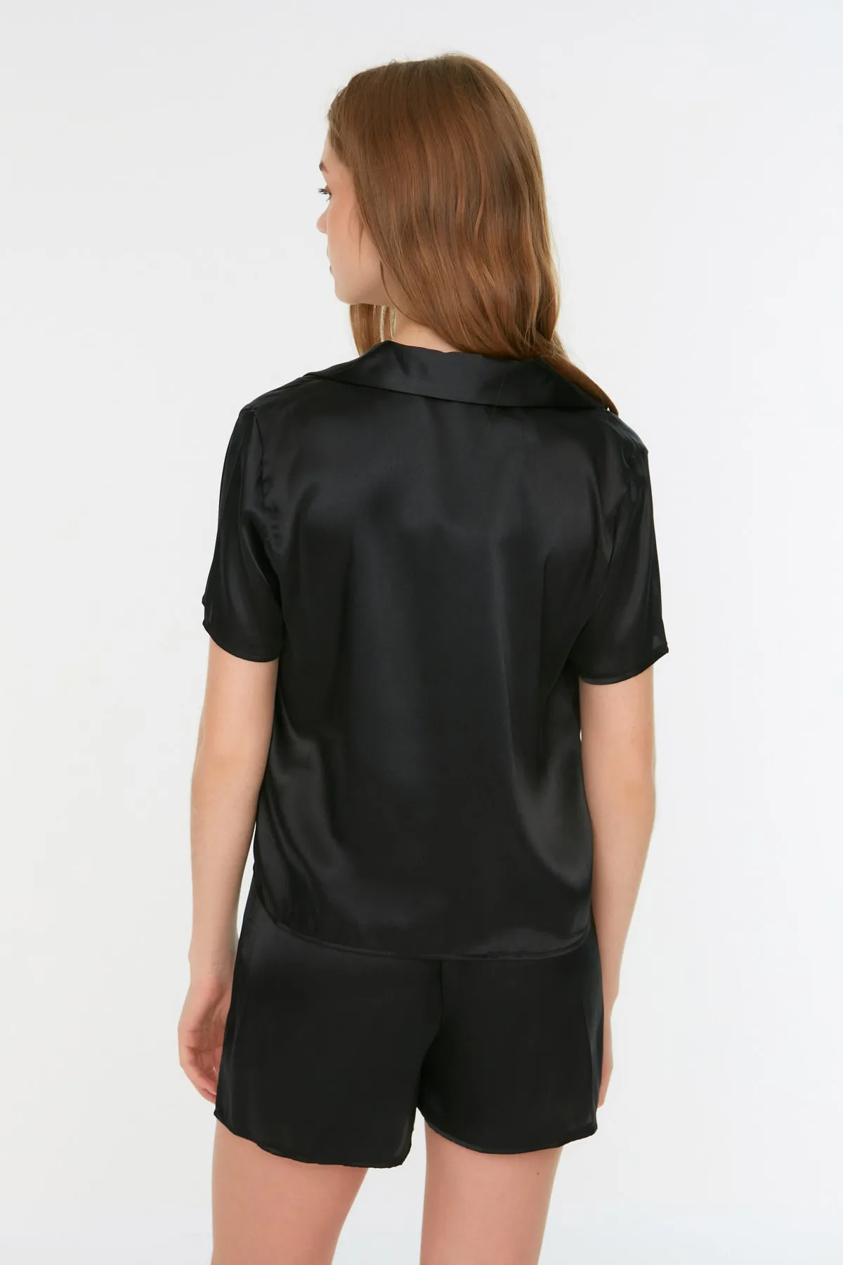 Trendyol Collection  Schwarzes, besticktes Satin-Hemd-Shorts-Pyjama-Set aus Webstoff THMSS22PT0395