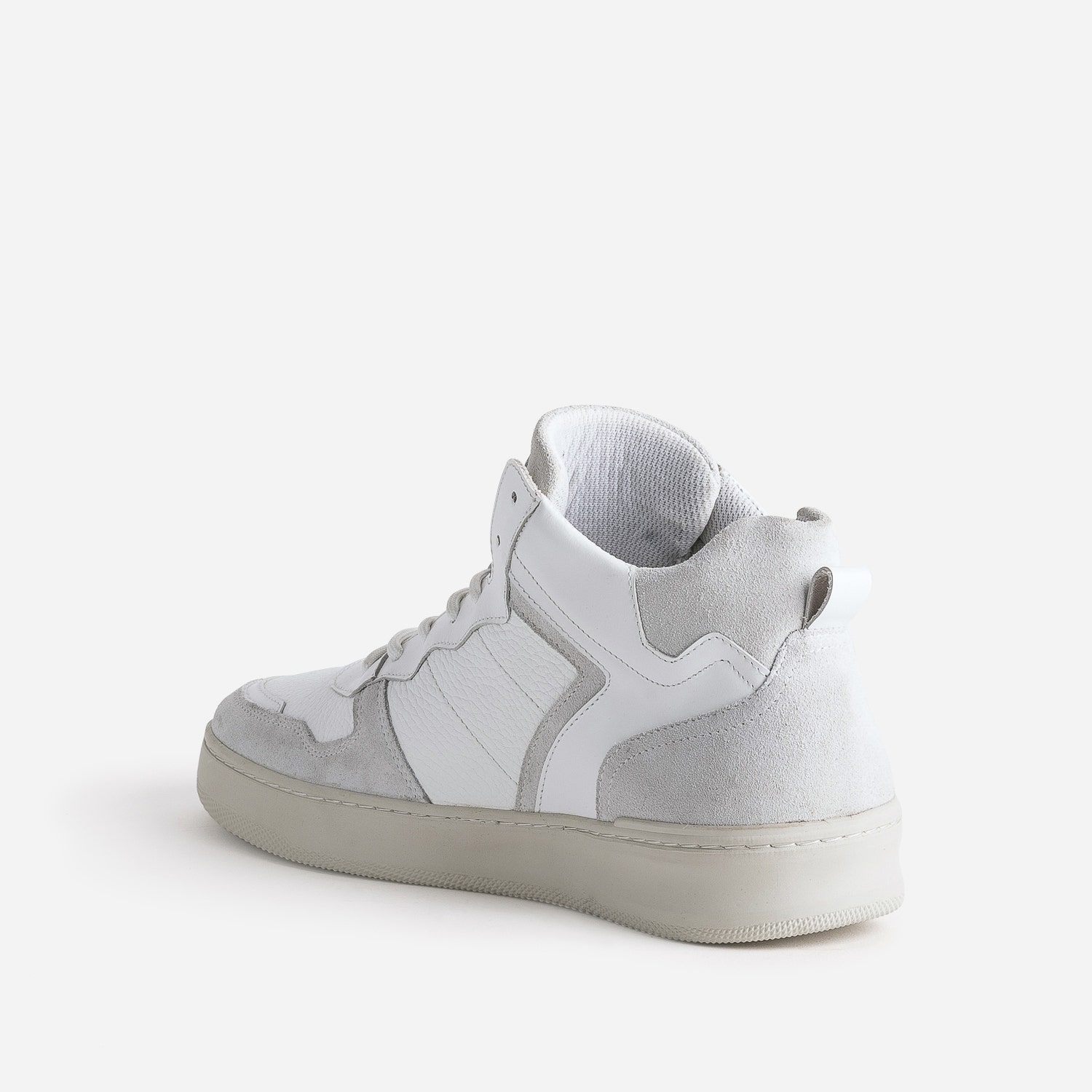 Basket montante blanche et grise en cuir