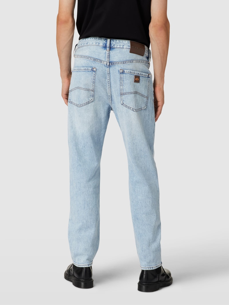 Jeans mit Label-Patch in hellblau