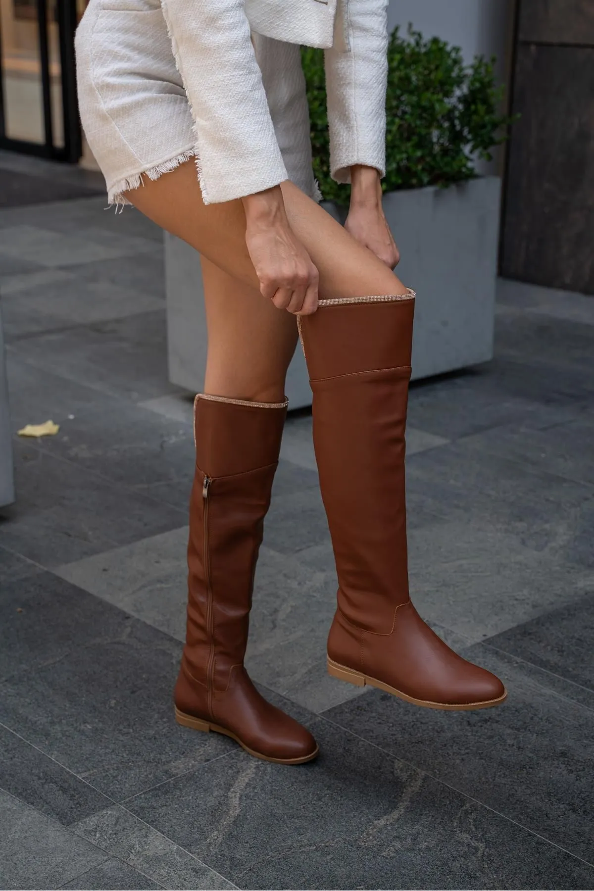 Madamra  Braune Damen-Stiefel aus langem Leder mit Steindetails