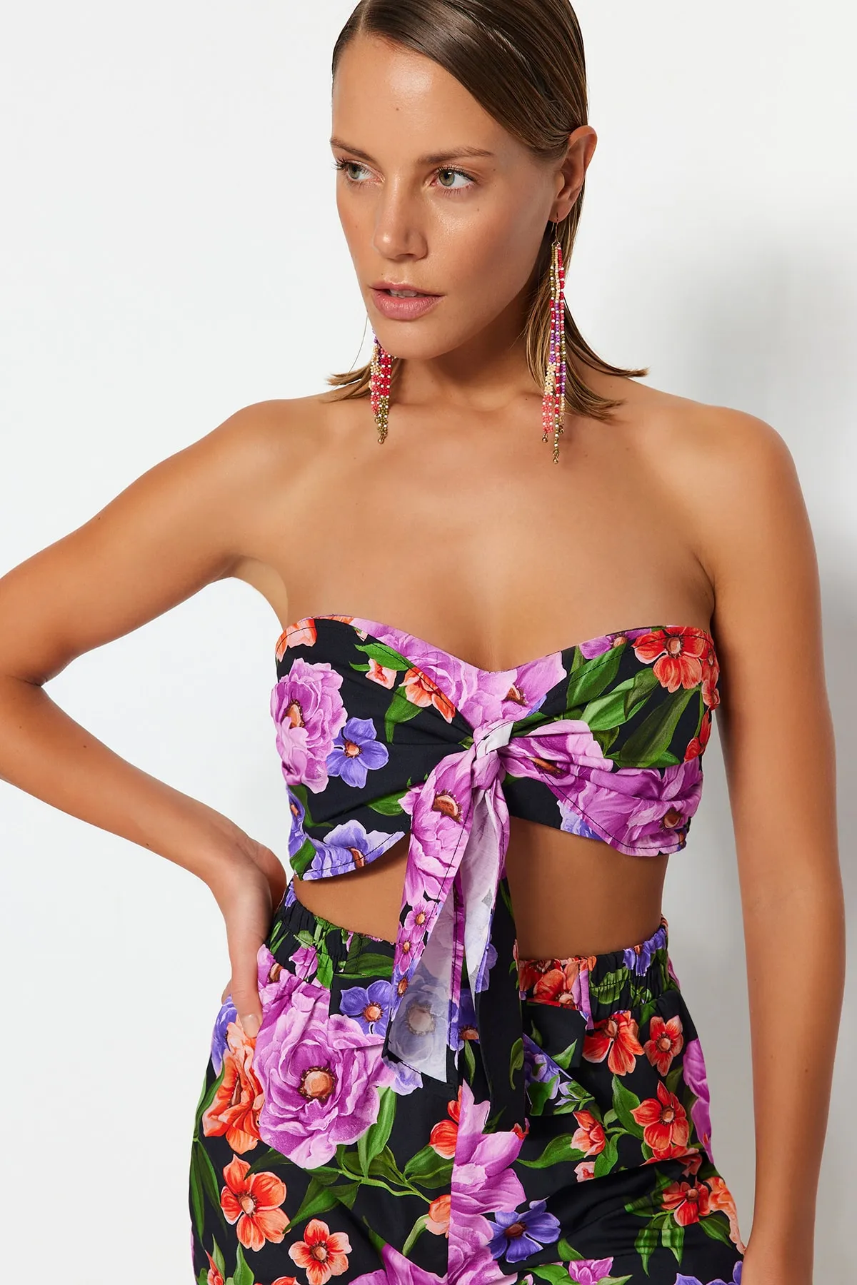Trendyol Collection  Set aus Bluse und Shorts aus 100 % Baumwolle mit Blumenmuster und Webmuster TBESS23AU00142