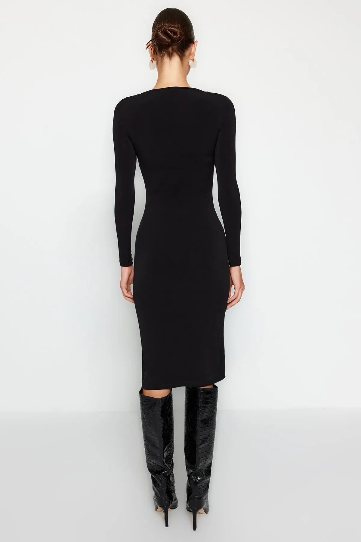 Trendyol Collection  Schwarzes, gerafftes, figurbetontes, langärmliges, dehnbares Midi-Strickkleid mit quadratischem Ausschnitt TWOAW24EL00598