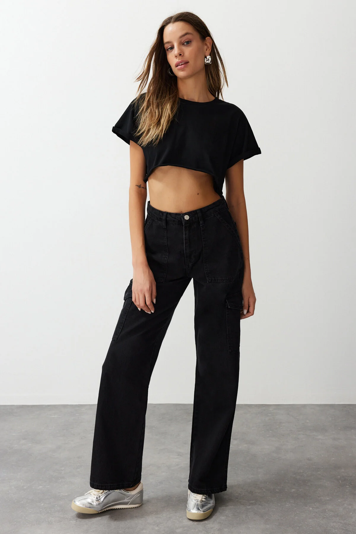 Trendyol Collection  Schwarze Jeans mit weitem Bein und hoher Taille und Cargotasche TWOAW22JE0392