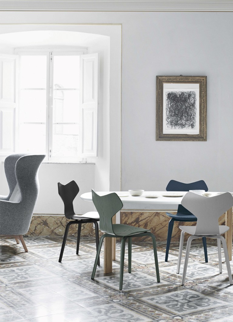 Scaun Grand Prix, proiectat de Fritz Hansen, realizat din lemn gri-cenușiu.