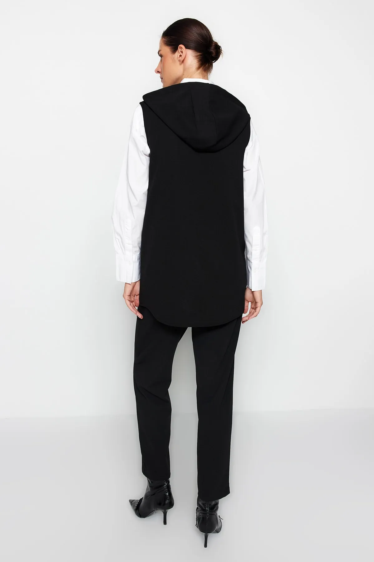 Trendyol Modest  Schwarzes Set aus Weste und Hose aus Scuba-Crêpe mit Taschendetails TCTAW24US00075