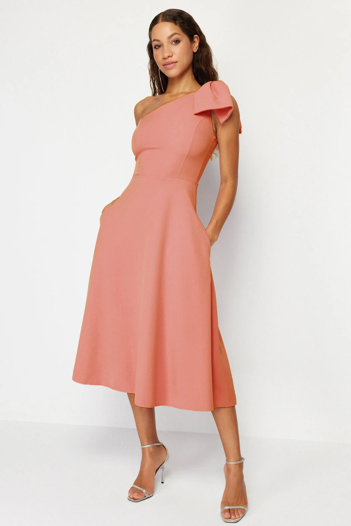 Trendyol Collection  Orangefarbenes, stilvolles Abendkleid mit Schleife TPRSS24EL00105