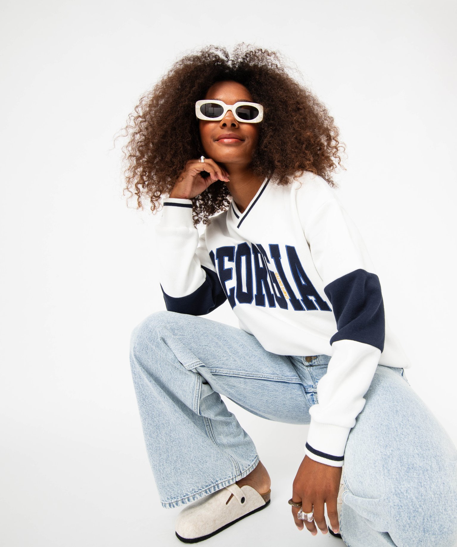 Sweat oversize à col V avec inscription brodée femme - Cam... blanc | GEMO
