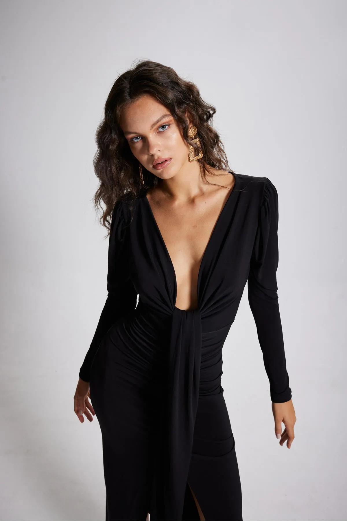 HOLLY LOLLY  Maxi-Moonlight-Kleid mit V-Ausschnitt und Wassermelonenärmeln in Schwarz