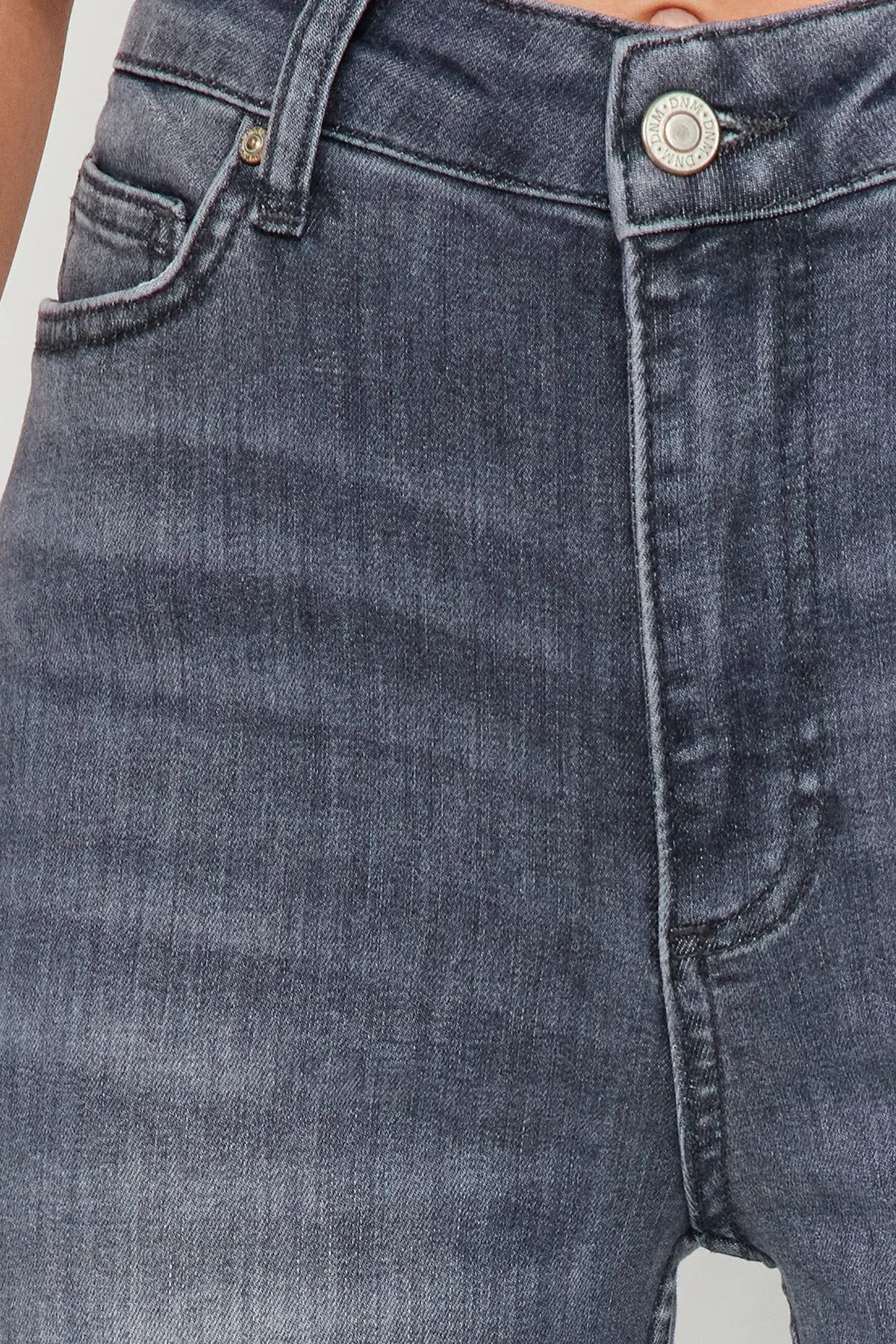 Trendyol Collection  Graue Schlagjeans mit hoher Taille TWOAW24JE00143