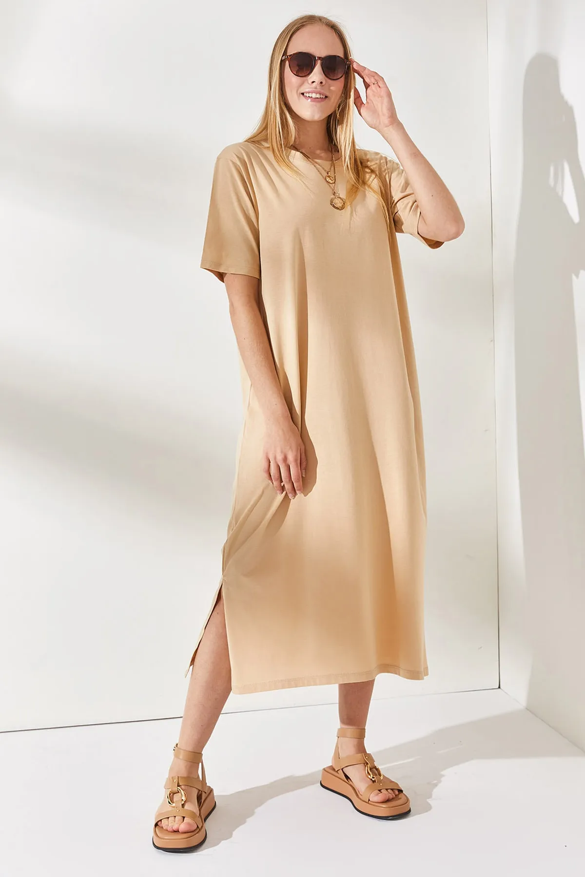 Olalook  Beigefarbenes Oversize-Baumwollkleid für Damen mit Seitenschlitzen ELB-19001880