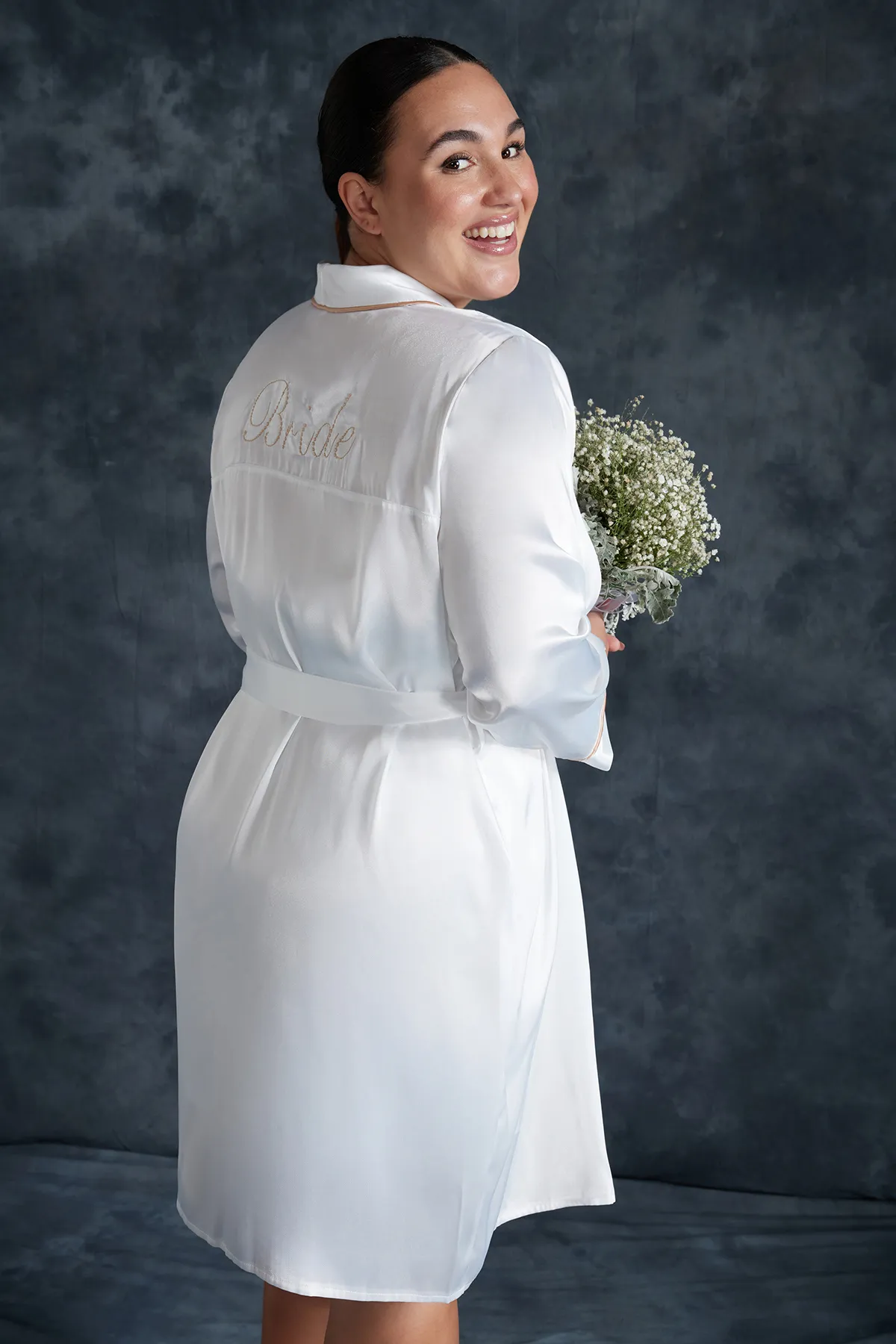 Trendyol Curve  Weißer, gewebter Brautkleid aus Satin mit Gürtel TBBSS24SB00001