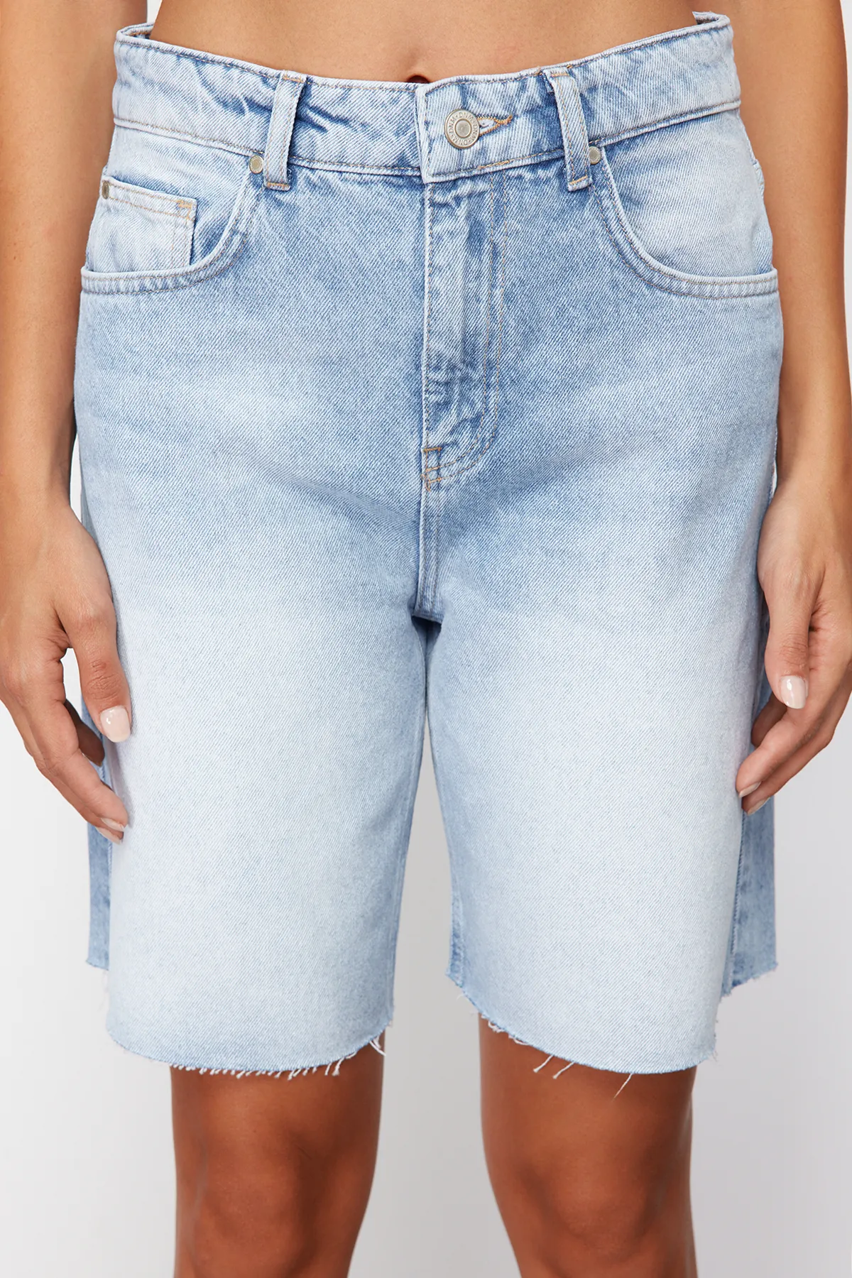 Trendyol Collection  Blaue Jeansshorts mit hoher Taille und Bermuda TWOSS24SR00156